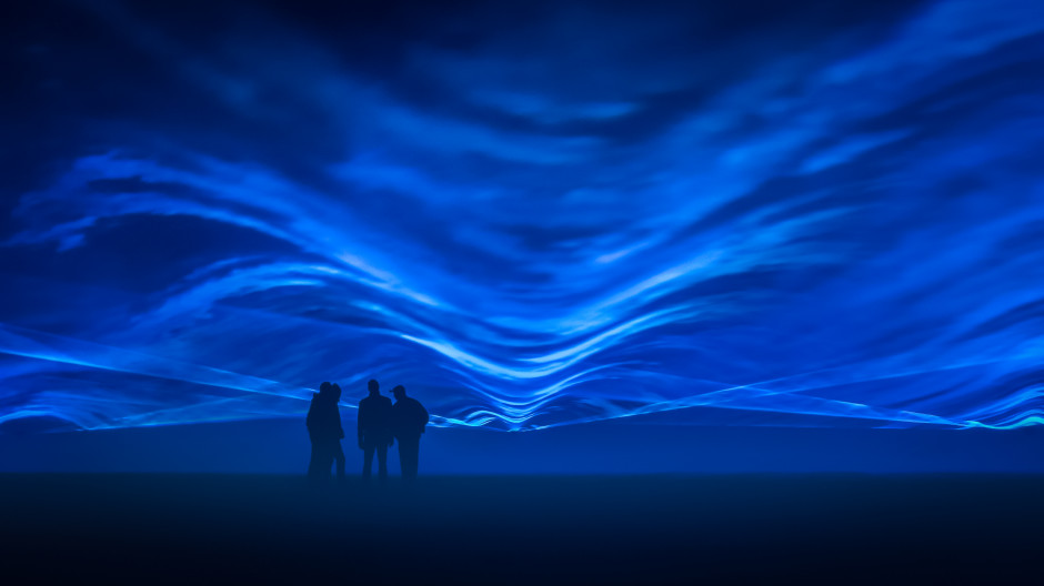 Das Gelände vor dem Peters-Behrens-Bau in Oberhausen wird an zwei Abenden im November symbolisch geflutet. Die poetische Kunstinstallation „Waterlicht“ von Daan Roosegaarde – hier eine Aufnahme einer Performance aus dem 2015 – erinnert an steigende Wasserspiegel. © Daan Roosegaarde, www.studioroosegaarde.net