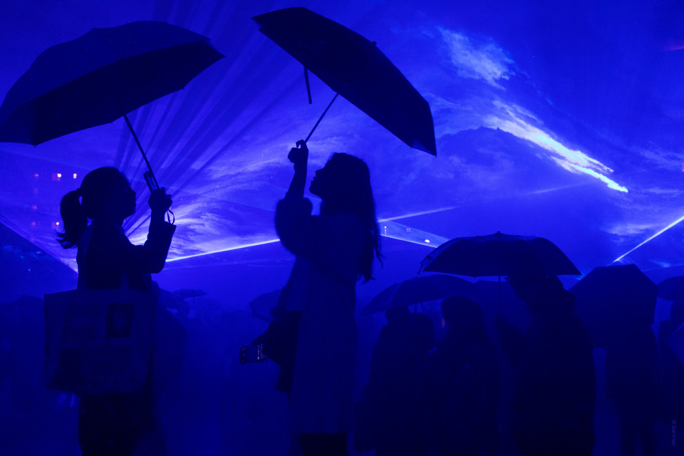 m„Waterlicht“ ist eine sich ständig verändernde und durch Licht erzeugte virtuelle Flut, die durch Regen und Wind beeinflusst wird. © Daan Roosegaarde, www.studioroosegaarde.net