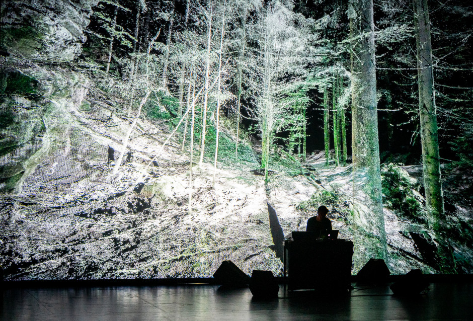 „Futur 21“ eröffnet am 4. November auf der Zeche Zollern in Dortmund mit einer Performance des Künstlers Ryoichi Kurokawa, die sich an der Schnittstelle zwischen Konzertstück, audiovisueller Installation und Skulptur bewegt. © Studio RYOICHI KUROKAWA / Courtesy of MUTEK, Foto: Bruno Destombes