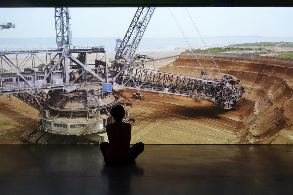 In seiner audiovisuellen Installation „Slow Violence“, die im März 2022 auf der Zeche Hannover in Bochum gezeigt wird, macht Joanie Lemercier die Eingriffe des Menschen in die Umwelt zur Energiegewinnung erlebbar. Mit monumentalen Drohnenaufnahmen dokumentiert Lemercier Zerstörungen durch den Braunkohletagebau im Rheinischen Revier. © Studio Joanie Lemercier
