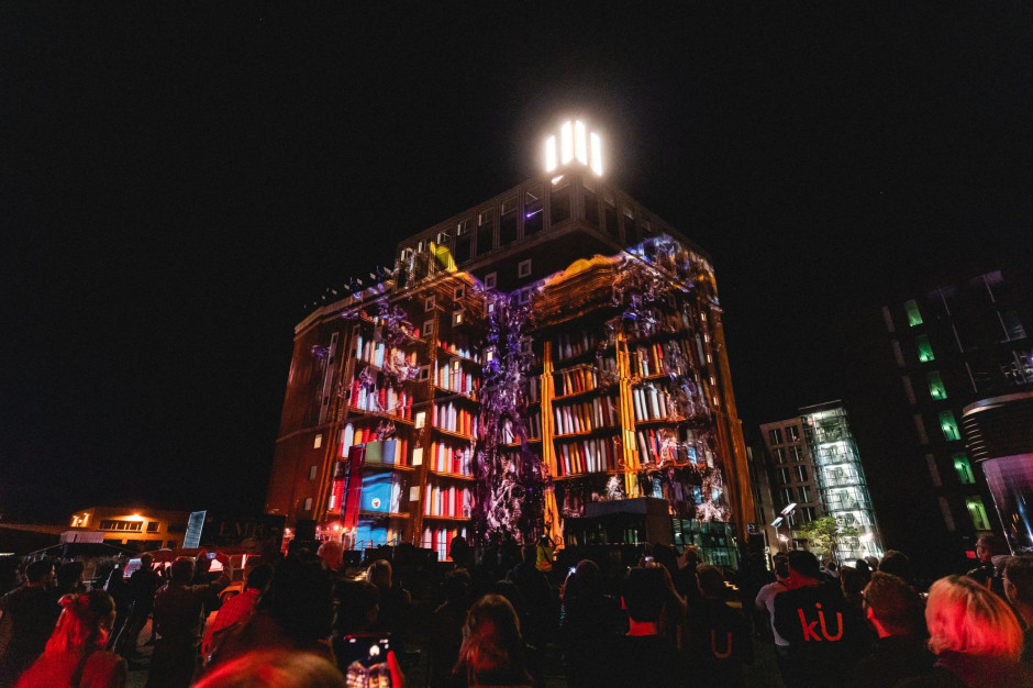 Das storyLab kiU der FH Dortmund verwandelt die St. Antony-Hütte in Oberhausen in ein spekulatives Zukunftslabor. Eine großflächige Videoprojektion auf die ehemalige Eisenhütte eröffnet einen interaktiven Dialog mit dem Planeten Erde und lädt zum aktiven Mitwirken ein. (19.-26.3.2022) Foto: Roland Baege